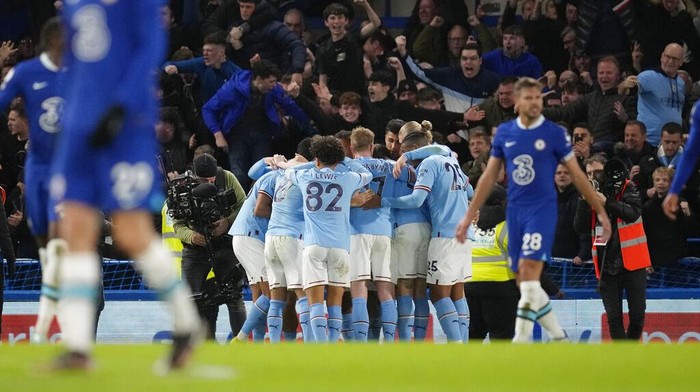 Manchester Citys team players celebrate after Riyad Mahrez scored the opening goal during the English Premier League soccer match between Chelsea and Manchester City at Stamford Bridge stadium in London Thursday, Jan. 5, 2023. (AP Photo/Kirsty Wigglesworth)