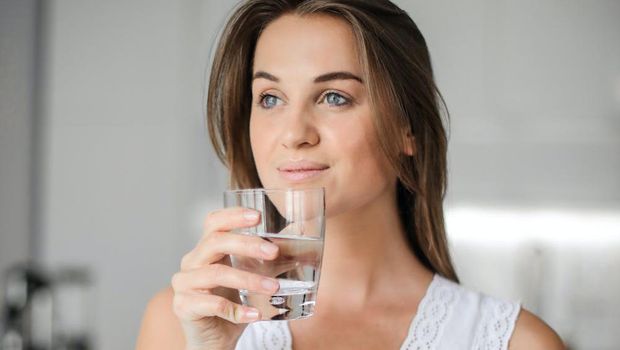 Manfaat Minum Air Putih di Pagi Hari, Bisa Bantu Menurunkan Berat Badan Juga Lho!/ Foto: pexels.com/Andrea Piacquadio
