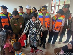 Mensos Risma Tinjau Desa di Pati yang 6 Hari Terisolir Akibat Banjir