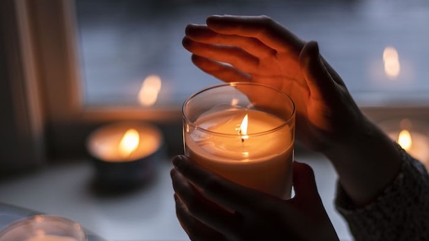 Menyalakan lilin, salah satu rangsangan non-fisik/Foto: Unsplash.com/Rebecca Peterson-Hall Ragam cara meningkatkan hormon feel-good secara alami