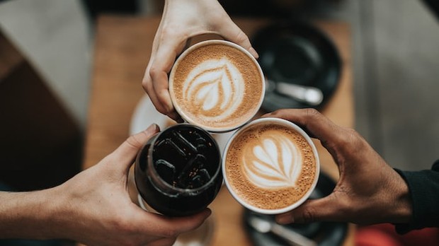Minuman berkafein/Foto: Unsplash.com/Nathan Dumlao Ragam cara meningkatkan hormon feel-good secara alami