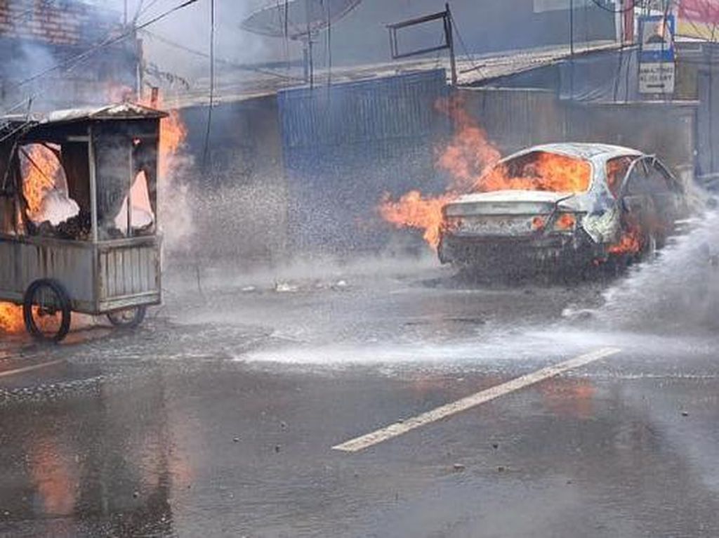 Mobil Sedan Bawa Tabung Gas Terbakar-Meledak di Cakung