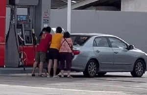 Tahun 2023 Masih Ada yang Goyangin Mobil saat Isi Bensin, Biar Apa Sih? Tahun 2023 Masih Ada yang Goyangin Mobil saat Isi Bensin, Biar Apa Sih?