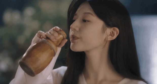 Naksu yang polos terlihat mempesona ketika minum alkohol / Foto: kpopmap.com