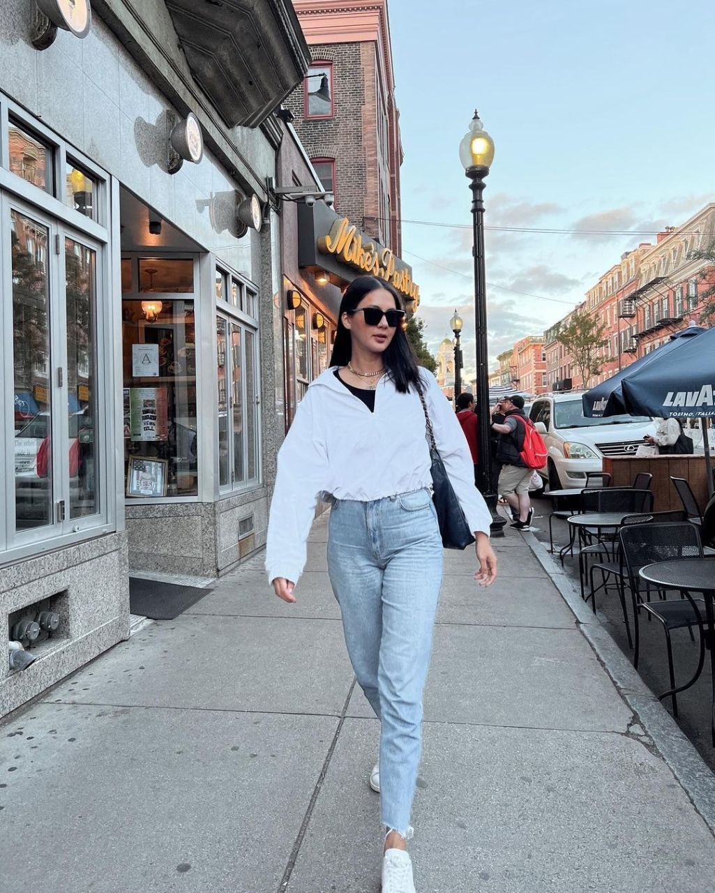 Paula Terlihat Santai dengan Setelan Blouse Putih. Foto Instagram: paula_verhoeven