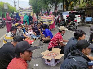 Pedagang Pasar Larangan Sidoarjo Turun ke Jalan Tolak Relokasi Pedagang Pasar Larangan Sidoarjo Turun ke Jalan Tolak Relokasi