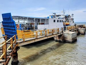 15 Hari Penantian, Ratusan Penumpang Telantar di Situbondo Berangkat ke Madura 15 Hari Penantian, Ratusan Penumpang Telantar di Situbondo Berangkat ke Madura