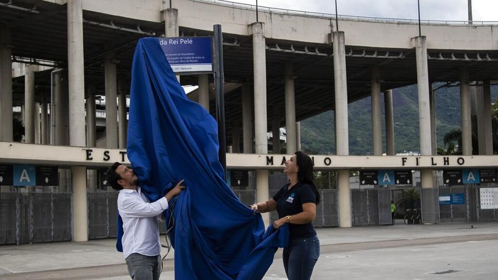 Pele Diabadikan Jadi Nama Jalan Menuju Stadion A signpost displays the new name of the avenue that surrounds Maracana stadium, that will now be known as King Pele Avenue as a tribute to legendary Brazilian soccer star Edson Arantes do Nascimento, Pele, in Rio de Janeiro, Brazil, Wednesday, Dec. 4, 2022. Pele died on Thursday, Dec. 29, 2022, He was 82. (AP Photo/Bruna Prado)