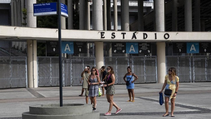 Pele Diabadikan Jadi Nama Jalan Menuju Stadion A signpost displays the new name of the avenue that surrounds Maracana stadium, that will now be known as King Pele Avenue as a tribute to legendary Brazilian soccer star Edson Arantes do Nascimento, Pele, in Rio de Janeiro, Brazil, Wednesday, Dec. 4, 2022. Pele died on Thursday, Dec. 29, 2022, He was 82. (AP Photo/Bruna Prado)