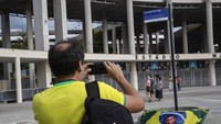 Seorang pengunjung mengabadikan papan nama jalan Pele dengan ponselnya.