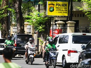 Kocak! Pemotor Nekat Lawan Arah di Depan Polsek Kebayoran Lama
