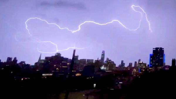 Penampakan Kilat Petir Menari di Langit California