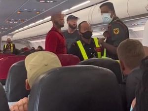 Ngeri 2 Penumpang Jago MMA Adu Mulut di Pesawat, Untung Langsung Diusir