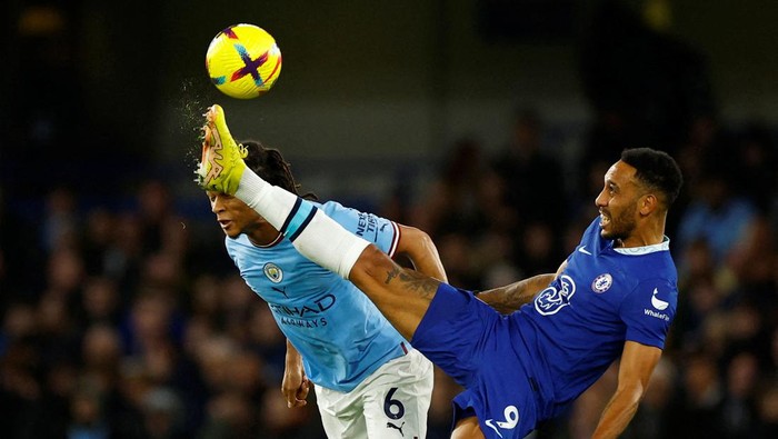 Soccer Football - Premier League - Chelsea v Manchester City - Stamford Bridge, London, Britain - January 5, 2023 Manchester Citys Nathan Ake in action with Chelseas Pierre-Emerick Aubameyang Action Images via Reuters/John Sibley EDITORIAL USE ONLY. No use with unauthorized audio, video, data, fixture lists, club/league logos or live services. Online in-match use limited to 75 images, no video emulation. No use in betting, games or single club /league/player publications.  Please contact your account representative for further details.     TPX IMAGES OF THE DAY