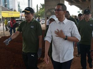 Pj Gubernur Heru Budi Tinjau Penataan Kawasan Hijau di Kolong Tol Becakayu