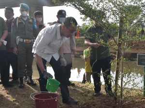 Dukung Net Zero Emission, Heru Budi Tanam Pohon di Kolong Tol Becakayu Dukung Net Zero Emission, Heru Budi Tanam Pohon di Kolong Tol Becakayu