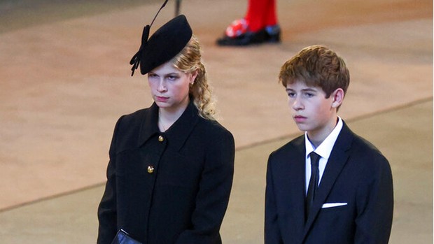 Potret James, Viscount Severn dan kakak perempuannya, Lady Louise Windsor/Getty Imges/Ian Vogler/WPA Pool Potret kebersamaan James, Viscount Severn dan Lady Louise Windsor saat upacara pemakaman kenegaraan Ratu Elizabeth II.