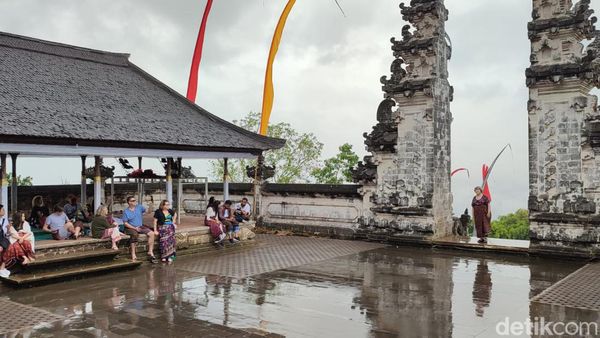 Potret Pura Lempuyang Waktu Hujan, Ramai tapi Tak Istimewa