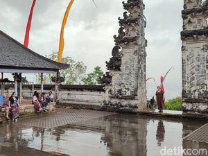 Potret Pura Lempuyang Waktu Hujan, Ramai tapi Tak Istimewa