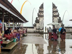 Ke Pura Lempuyang Saat Hujan, Ramai Sih tapi Nggak Indah Sama Sekali