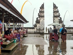 Ke Pura Lempuyang Saat Hujan, Ramai Sih tapi Nggak Indah Sama Sekali