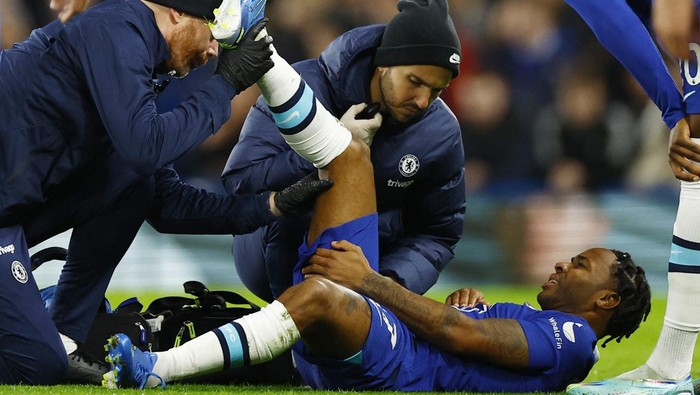 Soccer Football - Premier League - Chelsea v Manchester City - Stamford Bridge, London, Britain - January 5, 2023 Chelseas Raheem Sterling receives medical attention after sustaining an injury Action Images via Reuters/John Sibley EDITORIAL USE ONLY. No use with unauthorized audio, video, data, fixture lists, club/league logos or live services. Online in-match use limited to 75 images, no video emulation. No use in betting, games or single club /league/player publications.  Please contact your account representative for further details.