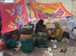 Perjuangan Calon Penumpang Kepulauan Madura, Berangkat Pagi-Bikin Tenda