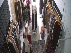 Heboh, 2 Emak-1 Pria di Medan Gasak Belasan Baju Muslim di Toko