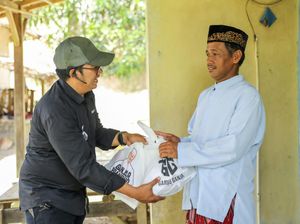 Relawan Ganjar Bagikan 1.000 Paket Sembako ke Korban Banjir di Lebak