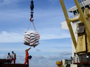 Dua Kapal Tol Laut Angkut 1.400 Ton Beras Bulog ke NTT Dua Kapal Tol Laut Angkut 1.400 Ton Beras Bulog ke NTT