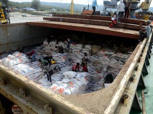 Ribuan Ton Beras Impor Asal Vietnam Tiba di Pelabuhan Aceh