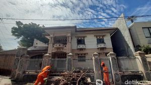 Kembali Damkar-PPSU Bersihkan Rumah Mewah Ibu Eny yang Terbengkalai