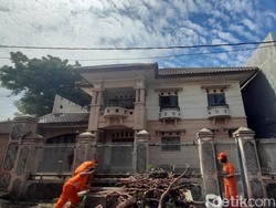 Kondisi Terkini Rumah Bu Eny: Pohon Ditebang, Selokan Dibersihkan