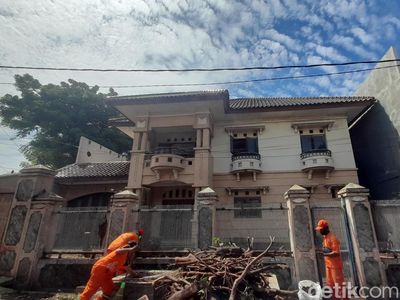 Kembali Damkar-PPSU Bersihkan Rumah Mewah Ibu Eny yang Terbengkalai