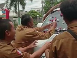 Heboh Kades di Bojonegoro Sebar Bunga Campur Uang Bancakan Mobil Siaga