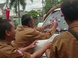 Heboh Kades di Bojonegoro Sebar Bunga Campur Uang Bancakan Mobil Siaga
