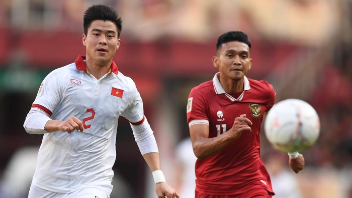 Pesepak bola timnas Indonesia Dendy Sulistyawan (kanan) mencoba mengejar bola dengan dibayangi pesepak bola timnas Vietnam Do Duy Manh saat pertandingan leg 1 babak semifinal Piala AFF 2022 di Stadion Utama Gelora Bung Karno (SUGBK), Jakarta, Jumat (6/1/2023). ANTARA FOTO/Akbar Nugroho Gumay/aww.
