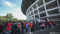 Antrean pun langsung mengular panjang.