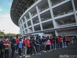 Antrean pun langsung mengular panjang.