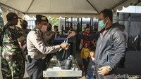 Pemeriksaan ketat dilakukan sejumlah petugas gabungan.