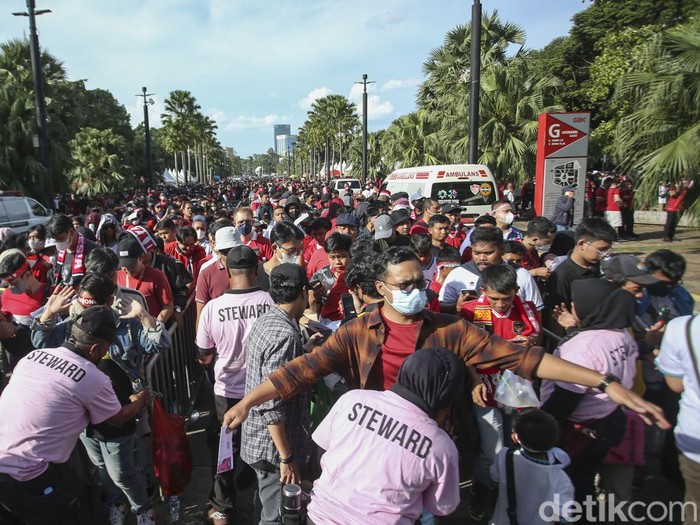 Laga semifinal Piala AFF 2022 Indonesia vs Vietnam disambut antusias pendukung tuan rumah. Mereka berharap Garuda bisa menang telak.