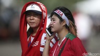 Suporter kompak mengenakan jersey Timnas berwarna merah.