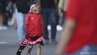 Tak hanya orang dewasa, sejumlah anak-anak juga ikut mendukung tim Garuda.