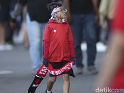 Tak hanya orang dewasa, sejumlah anak-anak juga ikut mendukung tim Garuda.