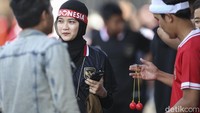 Unik, seorang suporter terlihat membawa lato-lato.