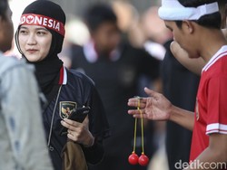 Unik, seorang suporter terlihat membawa lato-lato.