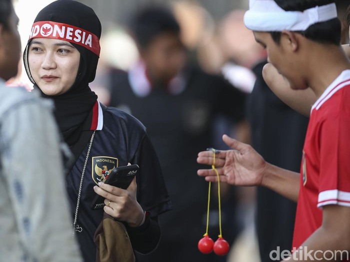 Laga semifinal Piala AFF 2022 Indonesia vs Vietnam disambut antusias pendukung tuan rumah. Mereka berharap Garuda bisa menang telak.