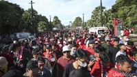Dari pantauan detikFoto, penonton sudah mulai memadati stadion bahkan mengular di dekat pintu masuk.