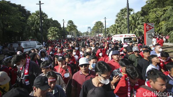 Suporter Timnas Mulai Menyemut di GBK