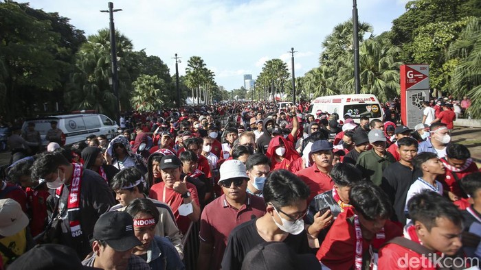 Suporter Timnas Indonesia Mulai Menyemut di GBK Laga semifinal Piala AFF 2022 Indonesia vs Vietnam disambut antusias pendukung tuan rumah. Mereka berharap Garuda bisa menang telak.